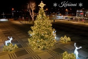 Dėmesio verta šventė Kuršėnuose: įžiebė gyvą Kalėdų eglę, o garsusis tiltas virto išskirtine alėja