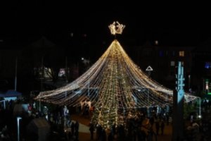 Lazdijų eglė – lyg iš dangaus nusileidusi karalienė: tik pažiūrėkit, kokia įspūdinga girliandų skraistė