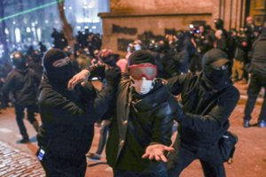 Sakartvelo žmonių ryžtas nemažėja – tūkstantinė minia nesitraukia: policija griebėsi priemonių