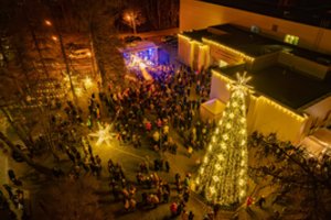 Lentvaryje įžiebta jaukumu alsuojanti Kalėdų eglė: nušvito visas miestas!