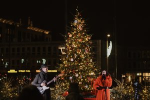 Pirmą kartą įžiebta tarptautinė Vilniaus eglė: pasigrožėkite skirtingų šalių švenčių ornamentais