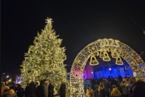 Kėdainiuose auksu sutvisko Kalėdų eglė – praeivius iš tolo užburia skambantys varpeliai