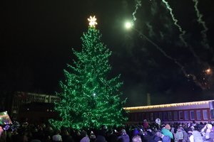 Ignalinoje – Smaragdinės Kalėdos! Mieste sužibo Kalėdų eglė, jau trečioji dovanota tos pačios šeimos