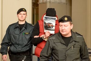 Penkis žmones pėsčiųjų perėjoje Vilniuje neblaivus partrenkęs ir už tai kalintis J. Šatkevičius už grotų aptiktas apsvaigęs