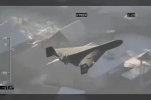 Išskirtiniai kadrai: taip dronų dar niekas nenumušinėjo