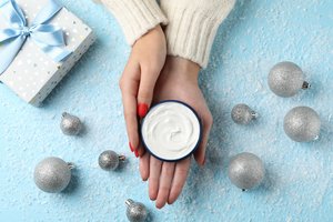 Mūsų oda prieš, per ir po švenčių: kaip švenčių laikotarpiu išsaugoti ją spindinčią ir sveiką?