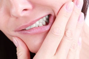 Žiemą dantys tapo jautresni? Atskleidė dantų gėlimo priežastį ir įvardijo didžiausią kavos mėgėjų ir vyrų klaidą