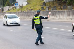 Girtas vairuoti sėdęs ir nuo policijos Vilniuje sprukęs kelių gaidelis ilgam neteko teisės vairuoti