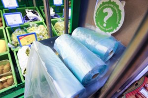 Bioplastikus tiriantys KTU mokslininkai: pasaulį teršia ne plastikas, o žmogus