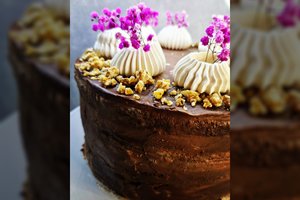 Šokolado, morengo ir griliažo tortas: šis gražuolis papuoš jūsų Kalėdų stalą