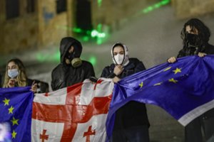 Sakartvele tūkstančiai žmonių išėjo į gatves