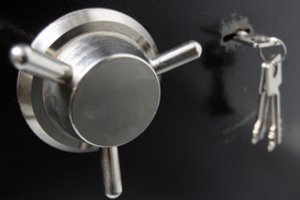 Šiaulių rajone įsibrovus į namą pagrobtas seifas su pinigais ir raktais