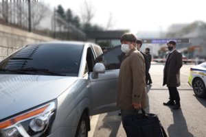 Chaosas Pietų Korėjoje tęsiasi: policijai trukdoma atlikti kratas prezidento biure, nušalintas ministras bandė nusižudyti