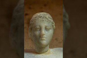 Skelbia radę legendinę valdovę vaizduojantį biustą