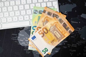 Infliacijai mažėjant, laukiama ECB sprendimo dėl palūkanų euro zonoje