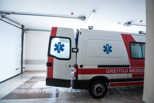 Automobilio Šiauliuose partrenktas 17-metis atsidūrė reanimacijoje