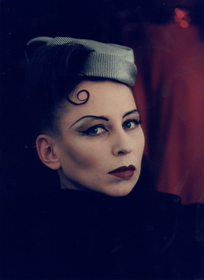 Eglė Mikulionytė prieš spektaklį „Moterų dainos“, 1998.<br>D. Matvejevo nuotr.