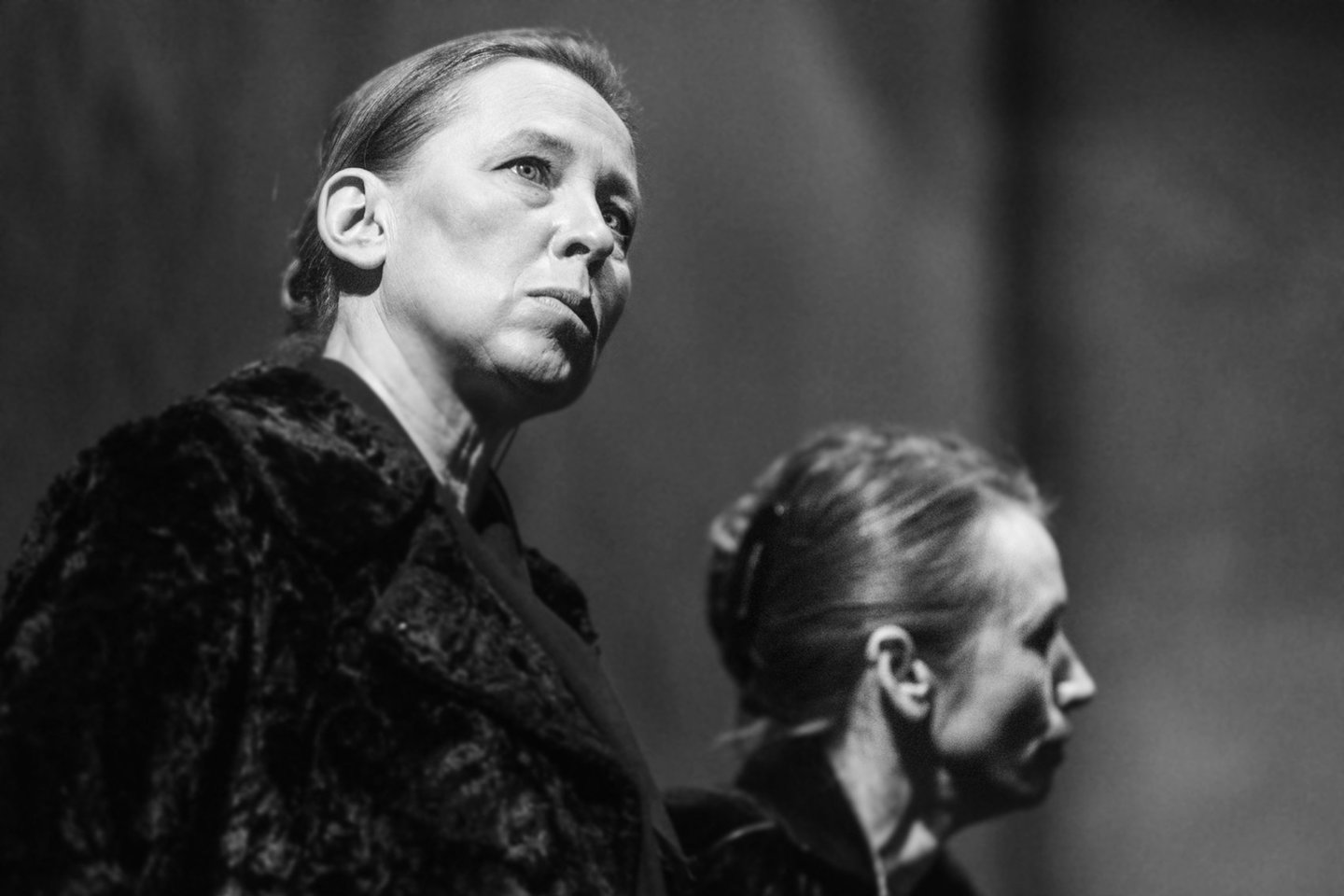 Eglė Mikulionytė – Olga, Viktorija Kuodytė – Ana. Th. Bernhard, „Didvyrių aikštė“, rež. K. Lupa, LNDT, 2015.<br>D. Matvejevo nuotr.
