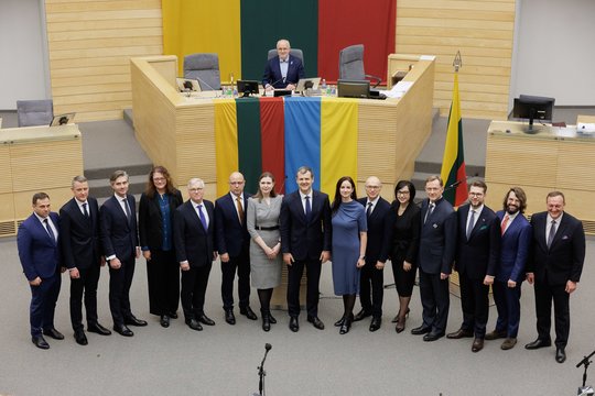 Lietuva oficialiai turi naują Vyriausybę: prisiekė premjeras ir 14 ministrų