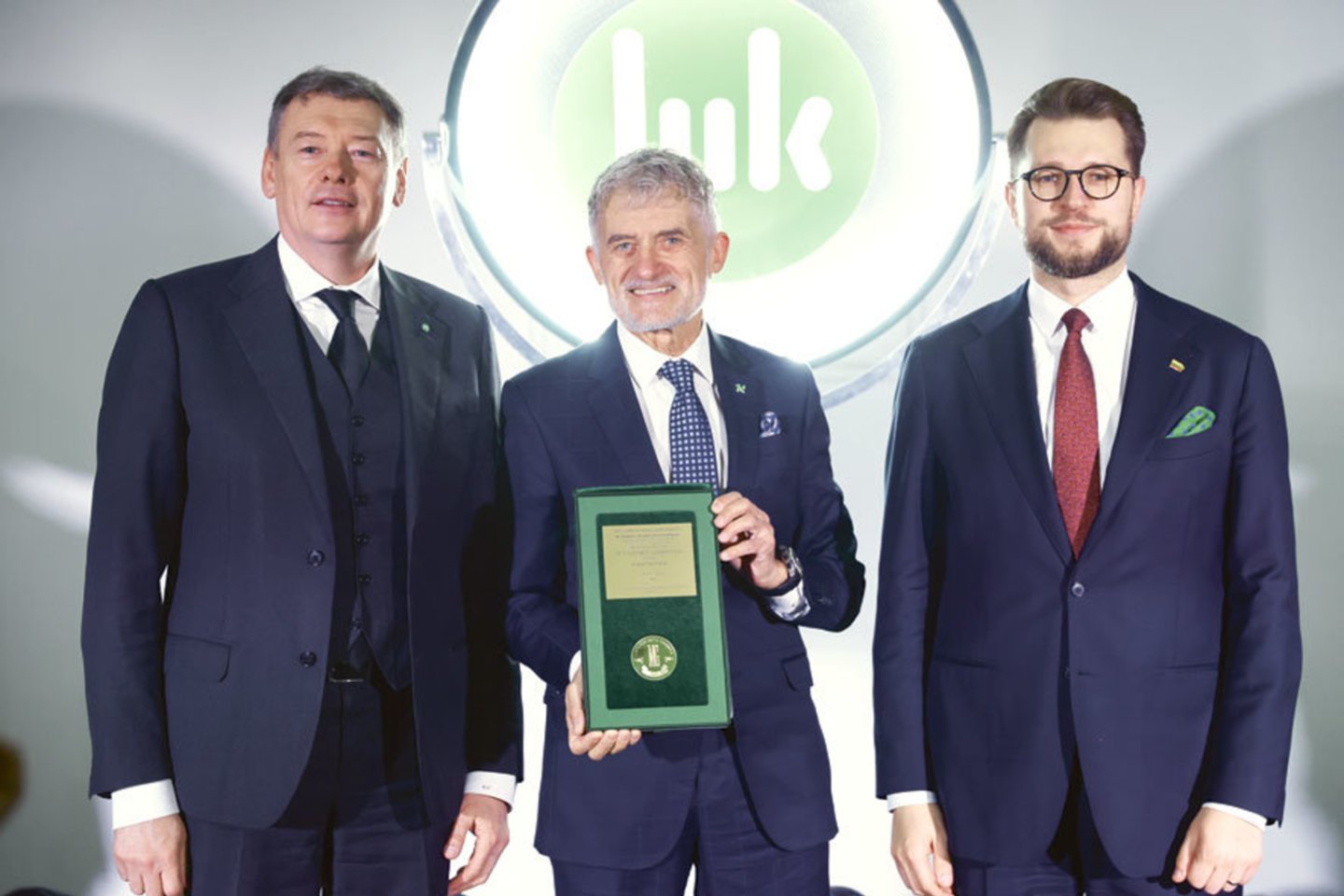 Apdovanojimą A.Latakui (centre) įteikė V.Janulevičius (kairėje) ir L.Savickas.<br>R.Danisevičiaus nuotr.