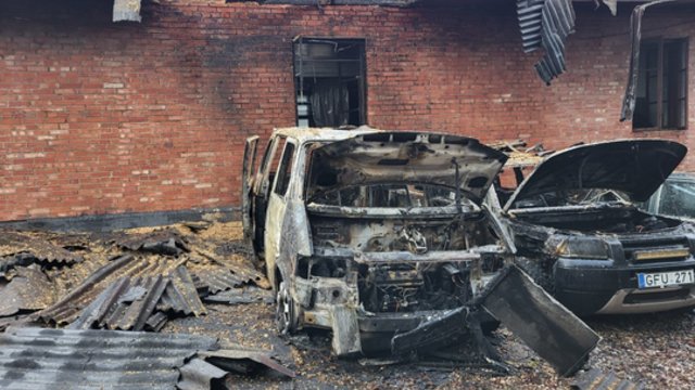 Šokiruojantys vaizdai po gaisro Grigaičiuose: liepsnos suniokojo autoservisą
