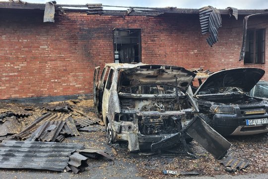 Šokiruojantys vaizdai po gaisro Grigaičiuose: liepsnos suniokojo autoservisą