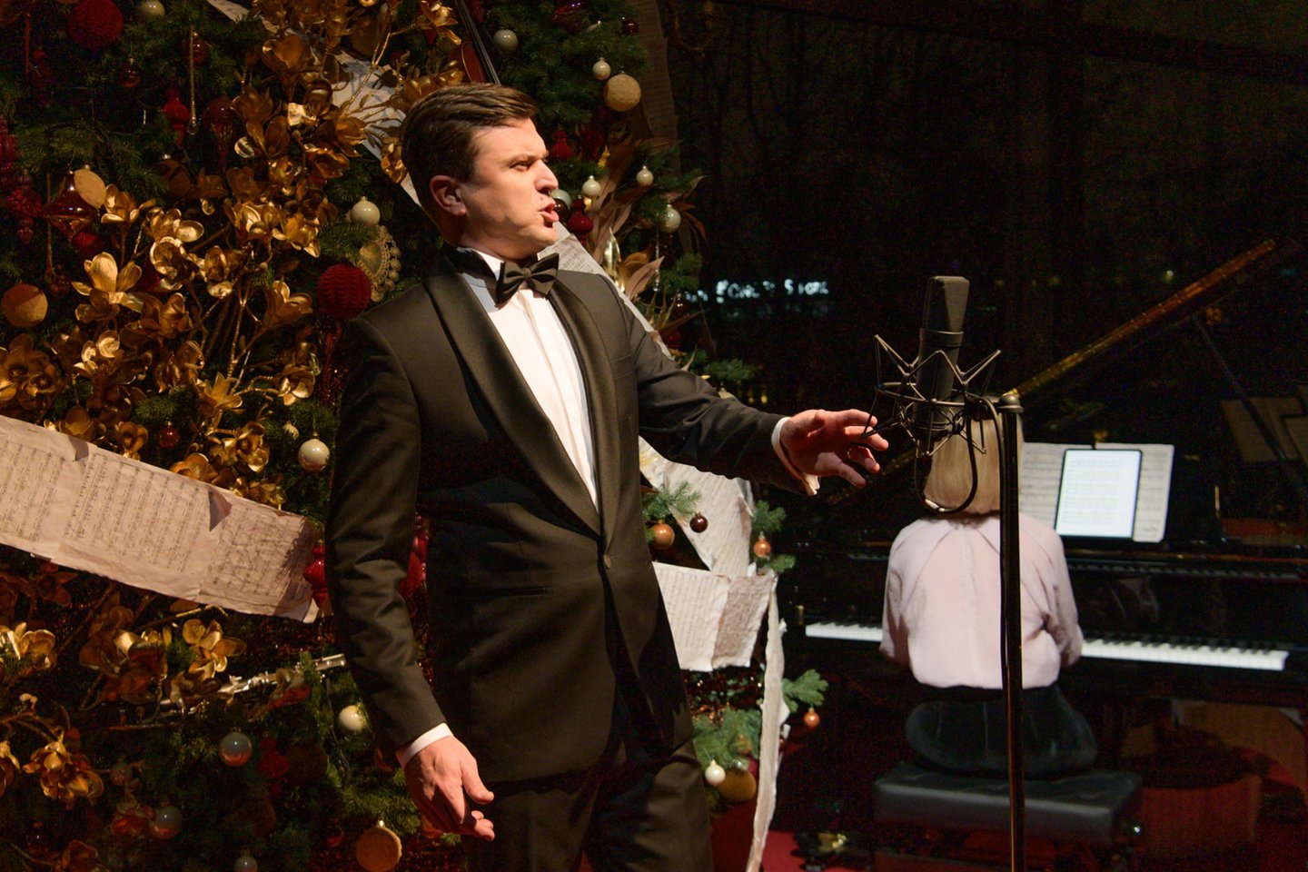 Kalėdų eglutės įžiebimo ceremoniją papuošė operos solistas T.Pavilionis, kartu su koncertmeistere L.Giedraityte atlikęs Hercogo ariją iš G.Verdi operos „Rigoletas“.<br> M.Aleksos nuotr.