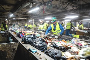 Lietuvos ekonominę padėtį vertina net ir iš šiukšlių krūvos: nors jau įsivaizduoja, ką ten ras šiemet, sykį teko nustebti