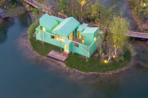 80 kv. m namą menininkas pasistatė ežero saloje – beveik tokio pat dydžio, kaip ir namelis