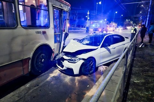 Vaizdai iš įvykio vietos: Vilniuje susidūrė du lengvieji automobiliai ir troleibusas