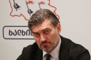 Kontroversiškų rinkimų metu išrinktas naujas Sakartvelo prezidentas: žmonės Tbilisyje išėjo į gatves