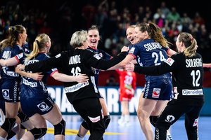 Norvegijos rankininkės trenerį išlydėjo padovanodamos dar vieną aukso medalį