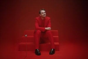 Nauja Marijono Mikutavičiaus kalėdinė daina: itin linksma ir labai raudona