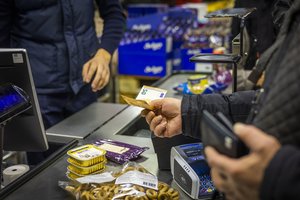 Lietuviai „pravalgo“ kone visą savo atlyginimą: nedaug vilties suteikia ir prognozės kitiems metams