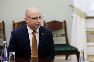 Ministrą vejasi skandalinga praeitis: prieš 20 metų galėjo dalyvauti vakarėlyje su prostitutėmis