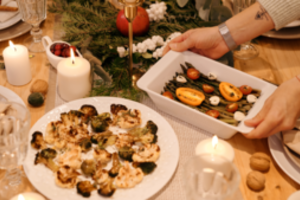 Kaip paruošti aplinkai draugiškesnį šventinį stalą?