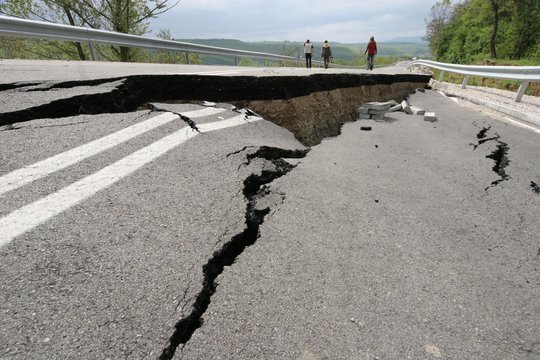 Vanuatu salą supurtė žemės drebėjimas: užsienio ambasados virto griuvėsiais, gatvėse – žuvusių kūnai