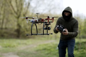 Latvijos vyriausybė pritarė siūlymui leisti policijos pareigūnams numušinėti dronus