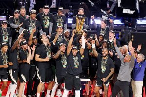 „Milwaukee Bucks“ triumfavo NBA Taurės turnyre – po pertraukos demonstravo geležinę gynybą