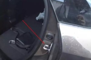 Tai žino retas vairuotojas: kam skirtas kabliukas ant automobilio durelių