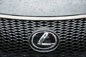 Vilniuje pavogti automobilio „Lexus“ priekiniai žibintai – nuostoliai siekia 3 500 eurų