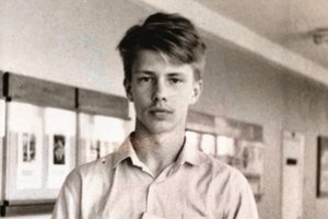 Paviešintoje senoje nuotraukoje – garsus laidų vedėjas: ar atpažįstate?