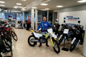 Krosinį motociklą sau pasidovanojęs Renaldas Šeinauskas užminė mįslę savo gerbėjams