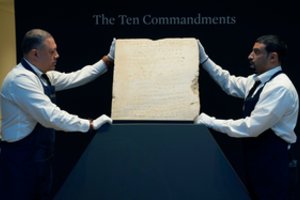 Aukcione už 5 mln. dolerių parduota 1 500 metų senumo akmeninė lenta su Dešimčia Dievo įsakymų