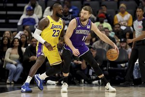 D. Sabonis tapo dar vieno įspūdingo L. Jameso rekordo liudininku, o „Kings“ nusileido „Lakers“