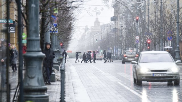 Kelionės savaitgalį pareikalaus didesnio atidumo – eismo sąlygas sunkins plikledis: kai kur lietų keis šlapdriba