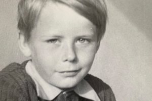 Sename kadre – gimtadienį švenčiantis žinomas šalies žmogus: ar atpažinsite?