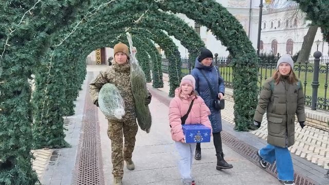 Prieš Kalėdas – dėmėsys žuvusių Ukrainos karių vaikams: perduota tūkstantis eglučių ir dovanų