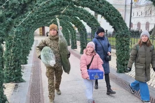 Prieš Kalėdas – dėmesys žuvusių Ukrainos karių vaikams: perduota tūkstantis eglučių ir dovanų