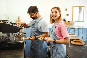 Graikijoje surado ir mylimąjį, ir tikrąjį savo pašaukimą: grįžus į Kretingą įkūrė desertinę, kur sunku rasti laisvą staliuką  